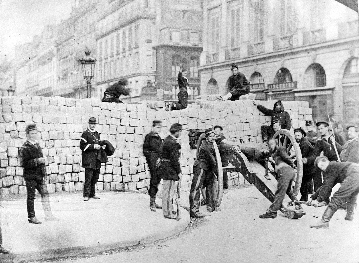 パリの包囲戦、1870年にヴァンドーム広場のバリケードと兵士 作： フランスの写真家