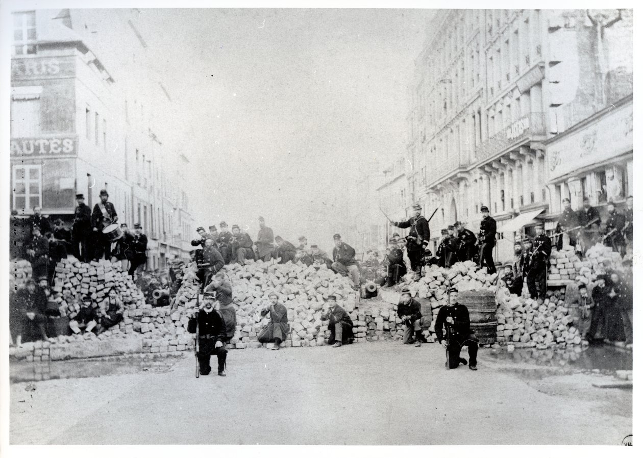 1871年3月18日、パリのコミューンの間のシャロンヌ通りのバリケード 作： フランスの写真家