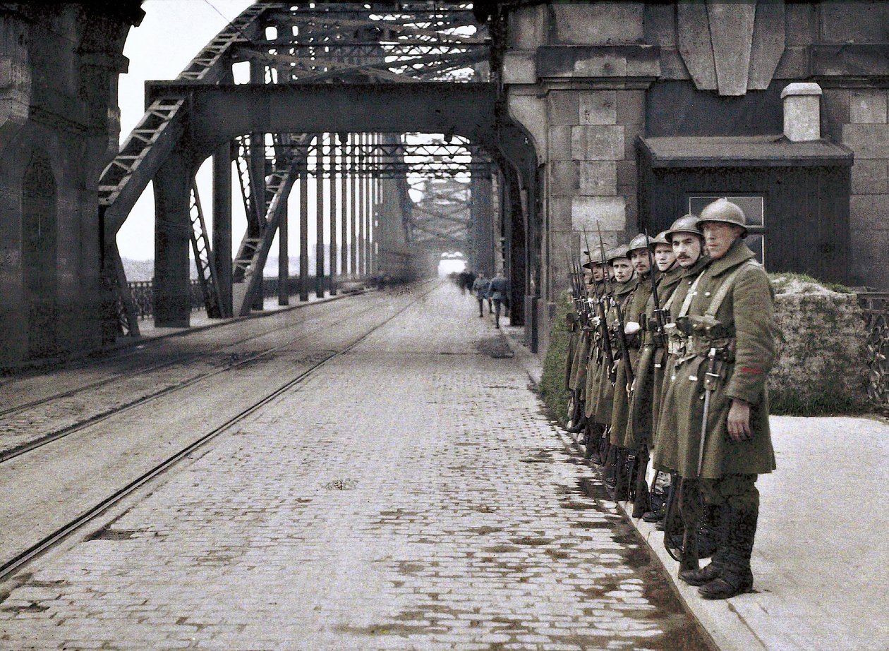 1921年にベルギーとフランスの軍隊がラインランドの非武装地帯を占領している間に橋を守るベルギーの兵士（オートクローム） 作： フランスの写真家
