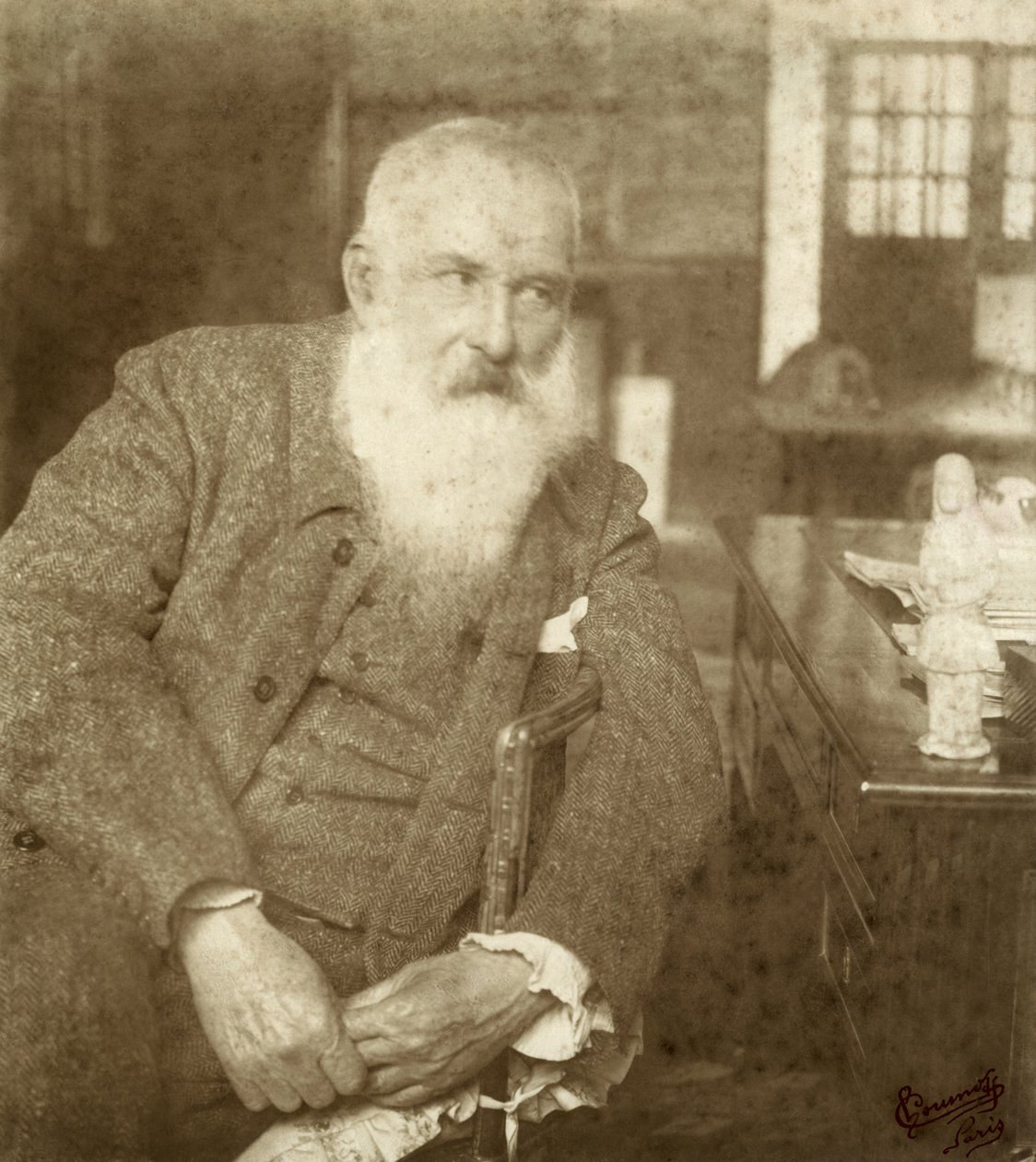 クロードモネ（1841〜1926年）、タナグラの小像、20世紀初頭（ゼラチンシルバープリント） 作： フランスの写真家