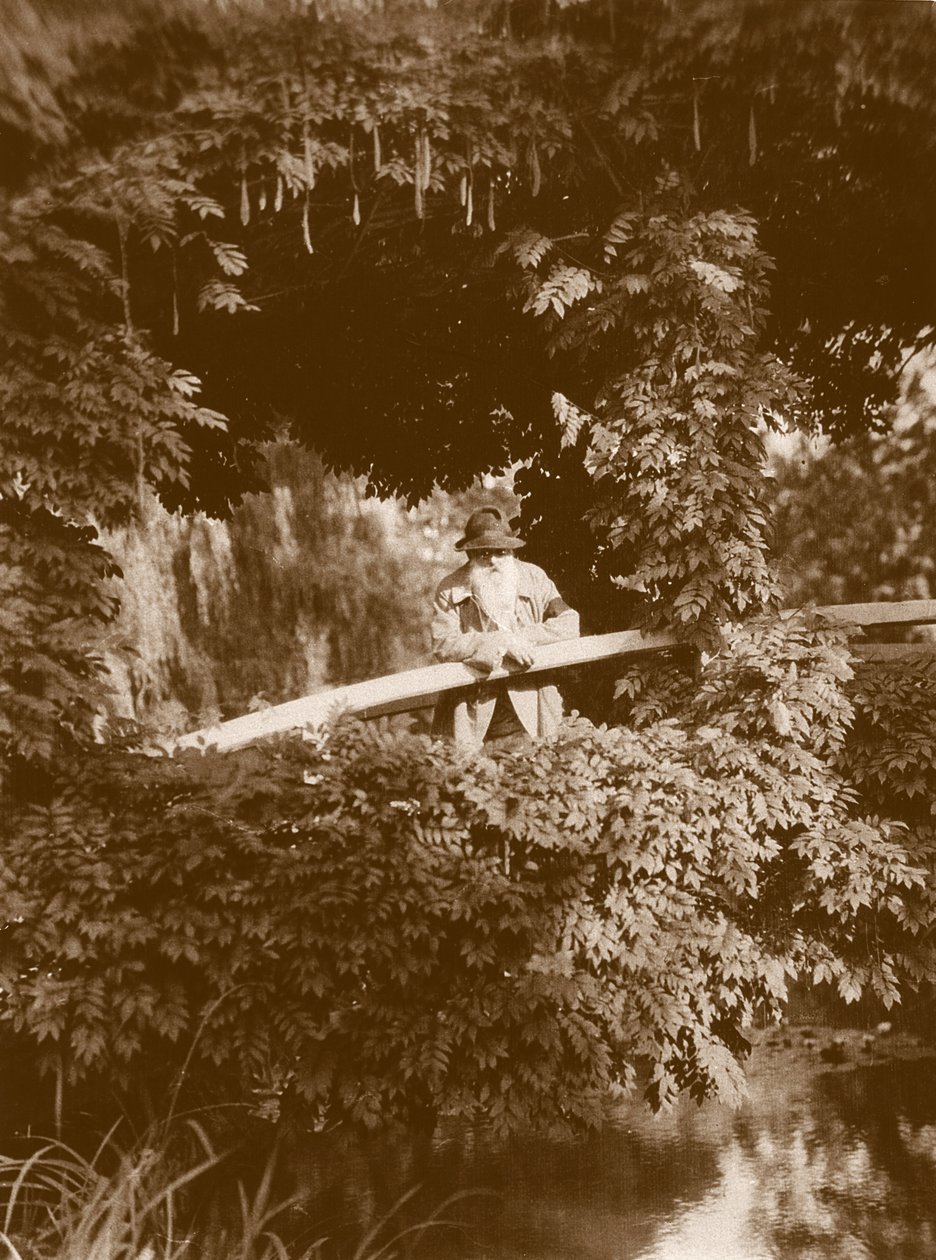 1920年頃、ジヴェルニーの庭にある日本橋のクロードモネ 作： フランスの写真家