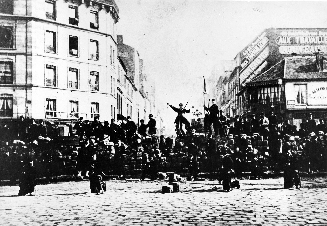 モンマルトルのコミュナードバリケード、1871年 作： フランスの写真家