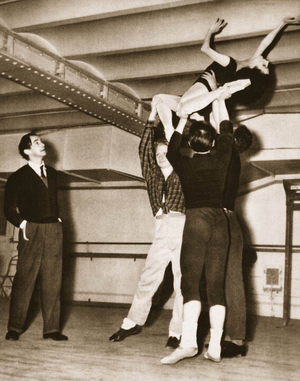 1949年にモンテカルログランドバレエから出たアンクールドディアマンのリハーサル中のデビッドリチン（写真グラビア） 作： フランスの写真家
