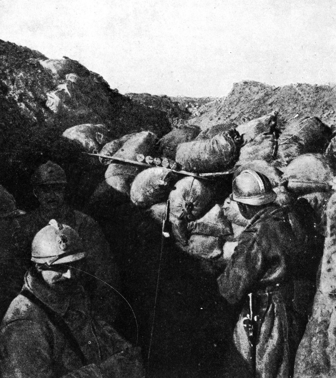 第一次世界大戦中に同じ塹壕にいる敵、フランスとドイツの兵士は土嚢の壁によってのみ分離されていました（bw写真） 作： フランスの写真家