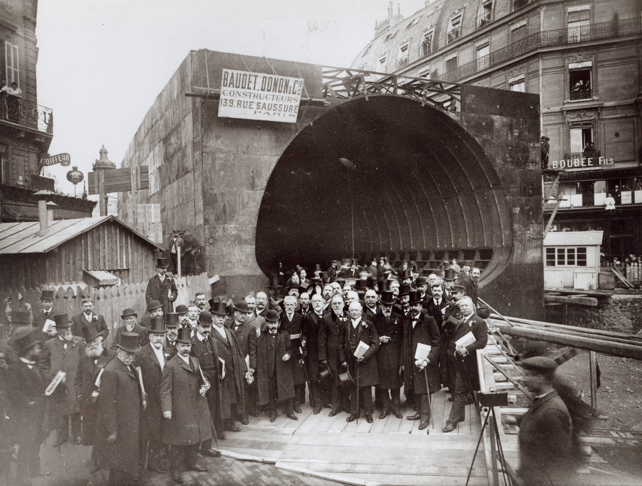 1905年頃の地下鉄建設中にパリを訪れたイギリス代表団 作： フランスの写真家