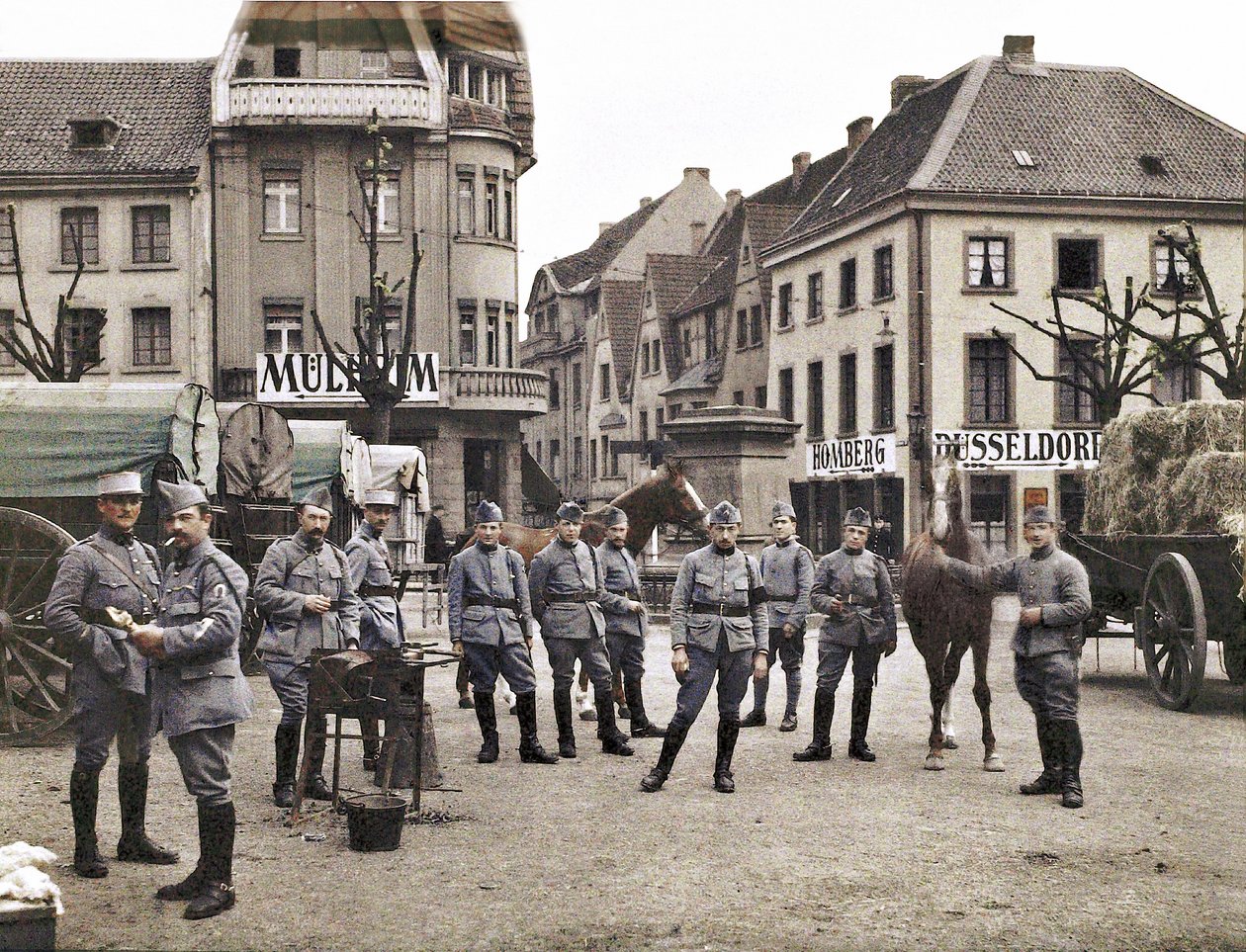 1921年にベルギーとフランスの軍隊がラインランドの非武装地帯を占領した後の、ラティンゲンの市場でのフランスの兵士（オートクローム） 作： フランスの写真家
