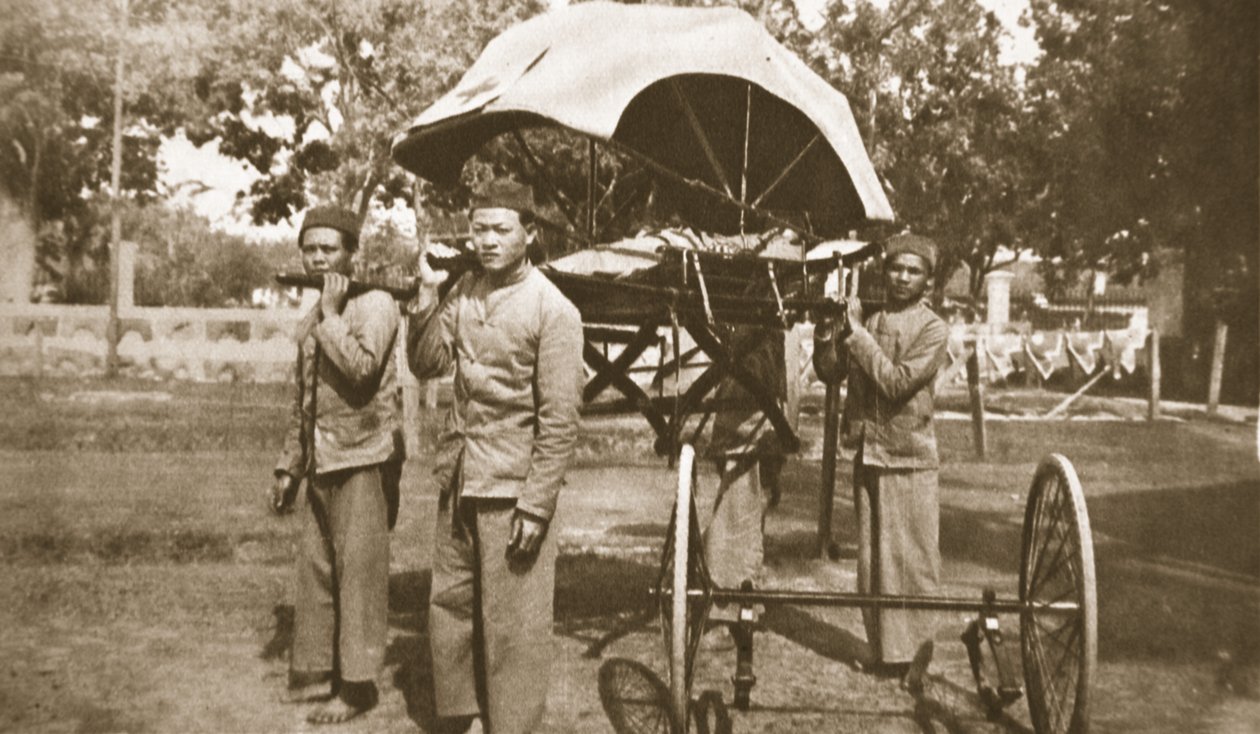 極東からヨーロッパの戦場へ：赤十字パーティー、イラストレイテッドウォーニュース、1916年6月21日（セピア写真） 作： フランスの写真家