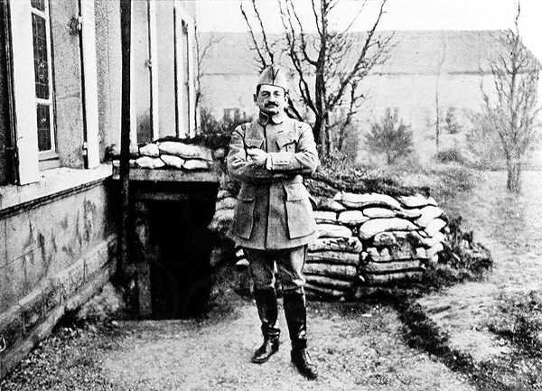 チャールズマリー将軍エマニュエルマンギン（1866-1925）彼のポストの前で、1916 作： フランスの写真家
