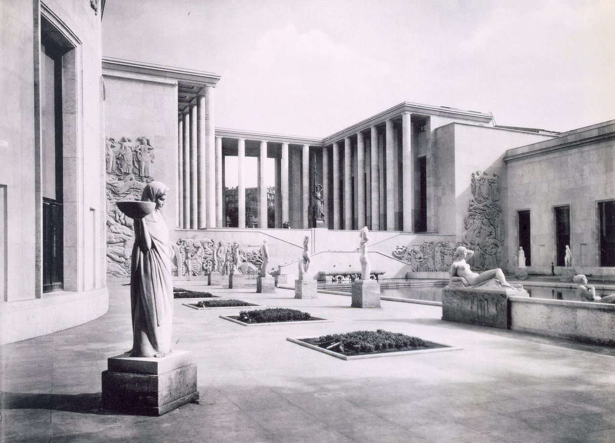 1937年のパリ万国博覧会の近代美術館の中庭 作： フランスの写真家