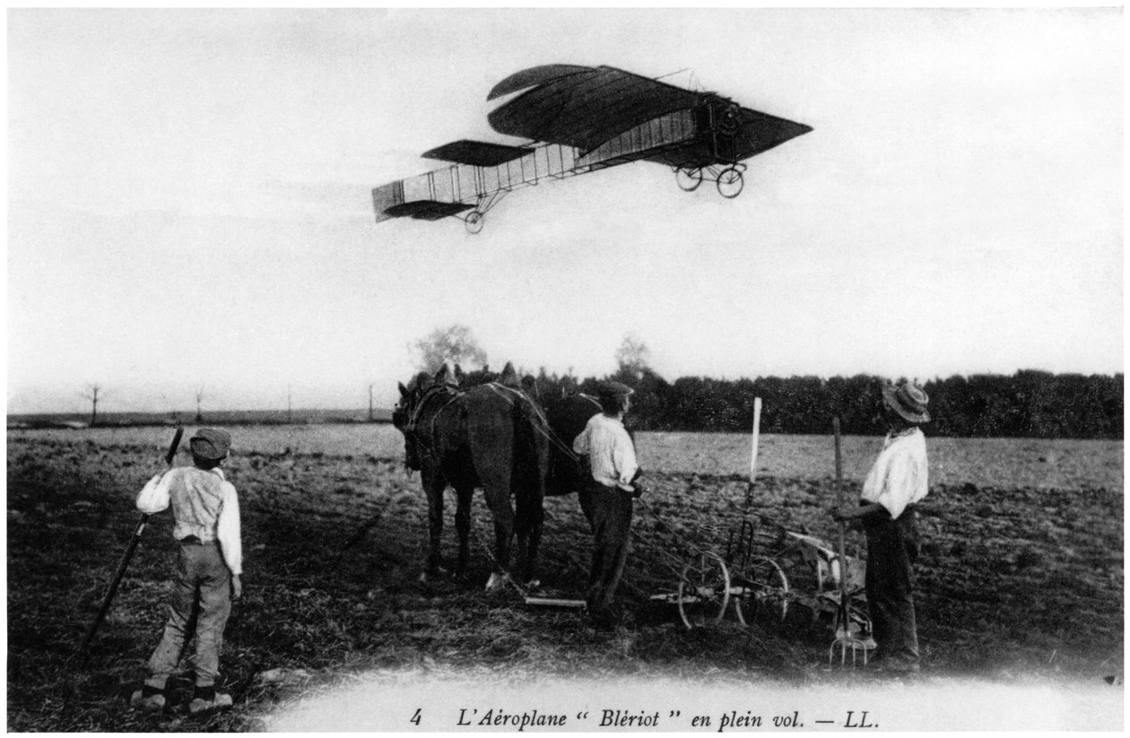 彼の飛行機で飛んでいるルイ・ブレリオ（1872-1936）、1909年頃 作： フランスの写真家