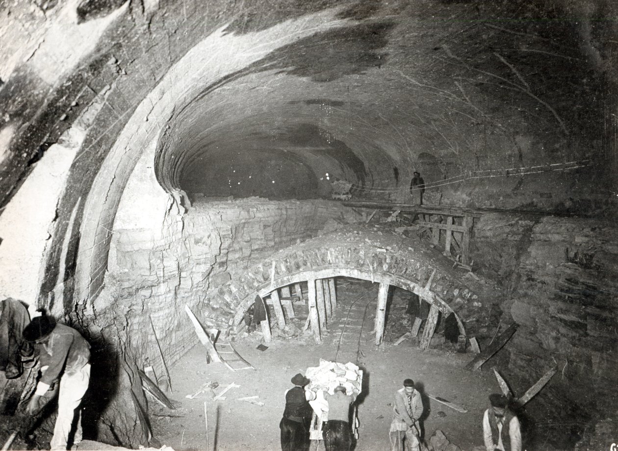 1906年5月7日、リニュ5、パリ北駅にある地下鉄駅のルーベ広場にトンネルを作る 作： フランスの写真家