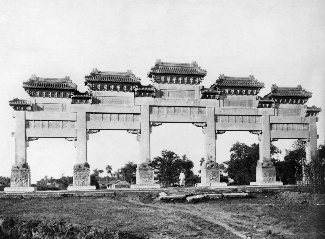中国、北京、明朝の墓の北の入り口の大理石の門 作： フランスの写真家