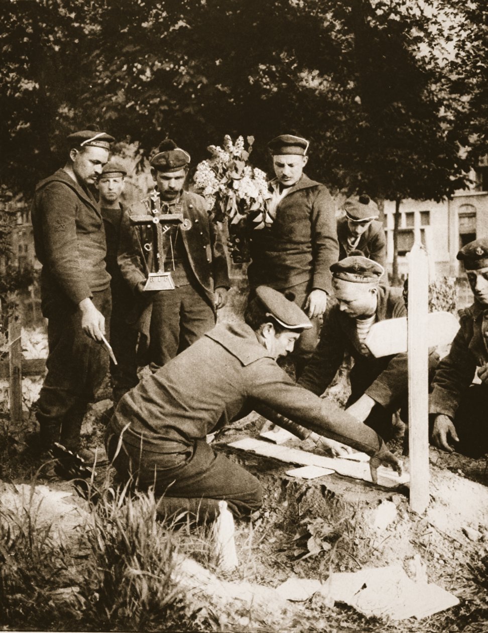 1915年にニューポート墓地で海のライフルマンが墓を飾る（セピア写真） 作： フランスの写真家