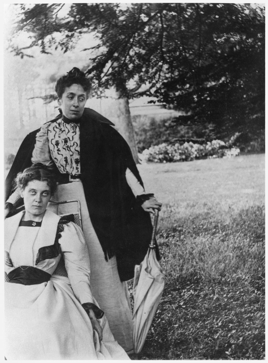 マチルドロバーティとマドレーヌギド、キューバービルの庭、1896年 作： フランスの写真家