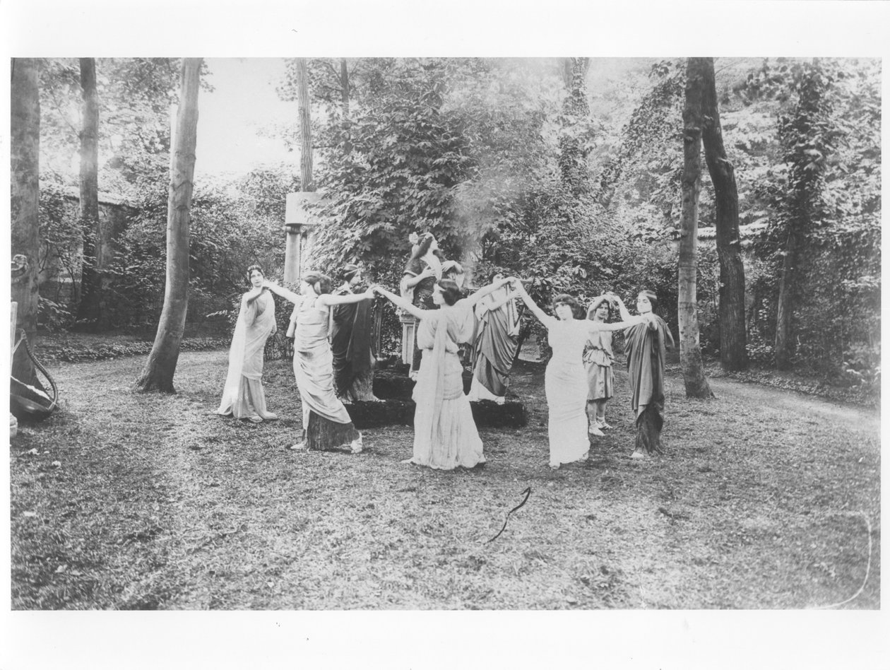 ナタリー・クリフォード・バーニー（1876-1972）、トーガスを着たダンサー 作： フランスの写真家