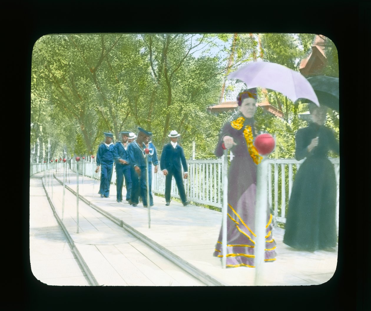 パリ万博：動く歩道、パリ、フランス、1900年（ランタンスライド） 作： フランスの写真家