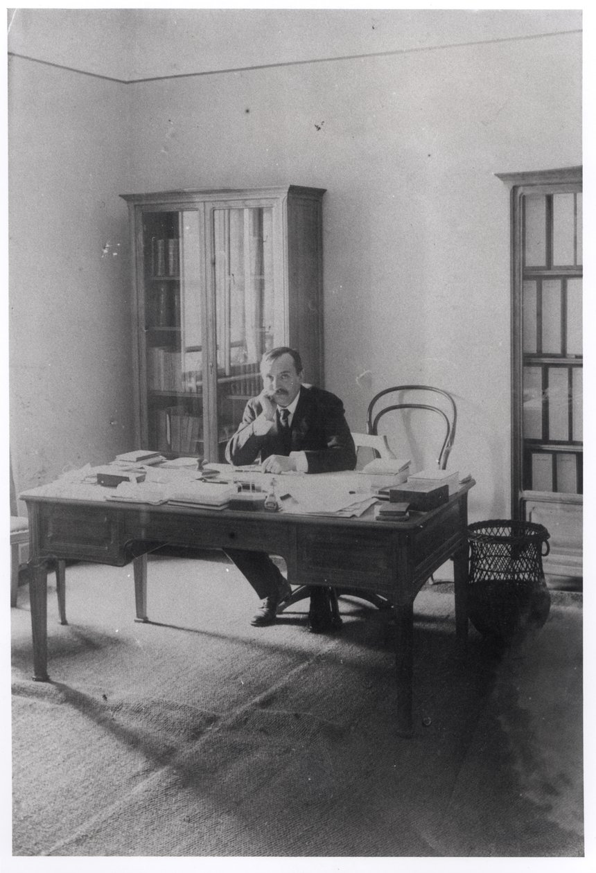 プラハの彼のオフィスでポールクローデル（1868-1955） 作： フランスの写真家