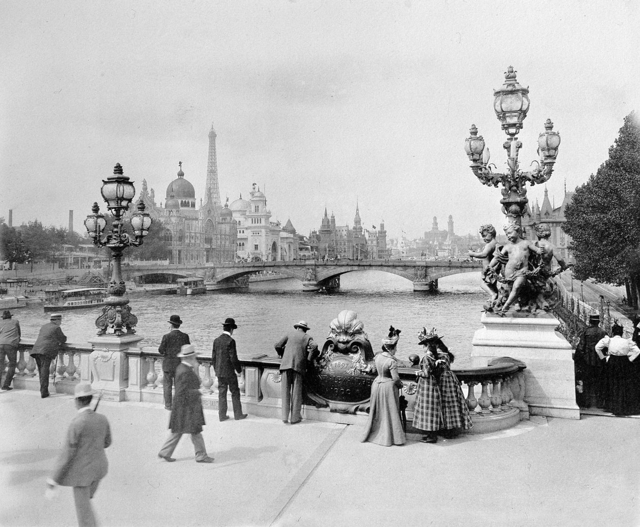 アレクサンドル3世橋-1900年のパリの万国博覧会 作： フランスの写真家