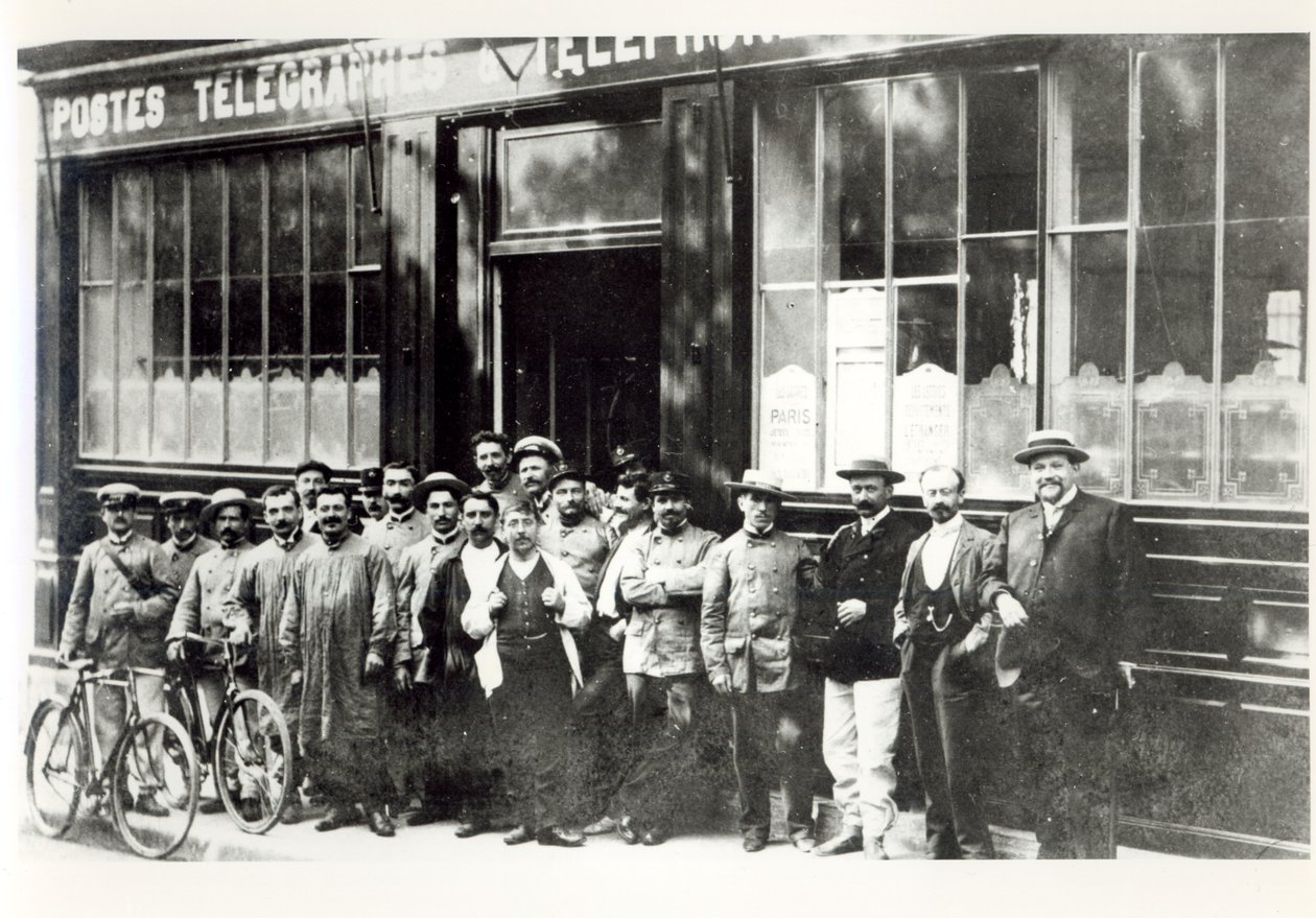 1914年以前のパリの郵便局 作： フランスの写真家