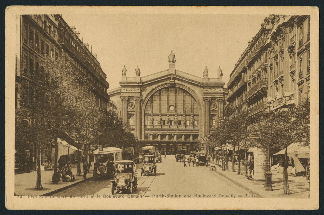 パリのノール駅と大通りデナンを描いた絵葉書、1920年頃 作： フランスの写真家