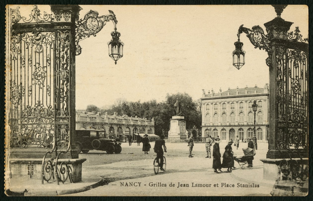 1920年頃、フランス、ナンシーにあるジャンラムールの正方形のスタニスラスと金の錬鉄製の手すりを描いたポストカード 作： フランスの写真家
