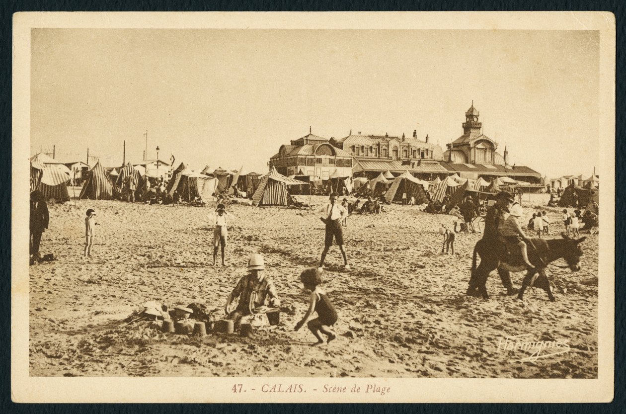 1920年頃、フランスのカレーにあるビーチとカジノを描いたポストカード 作： フランスの写真家