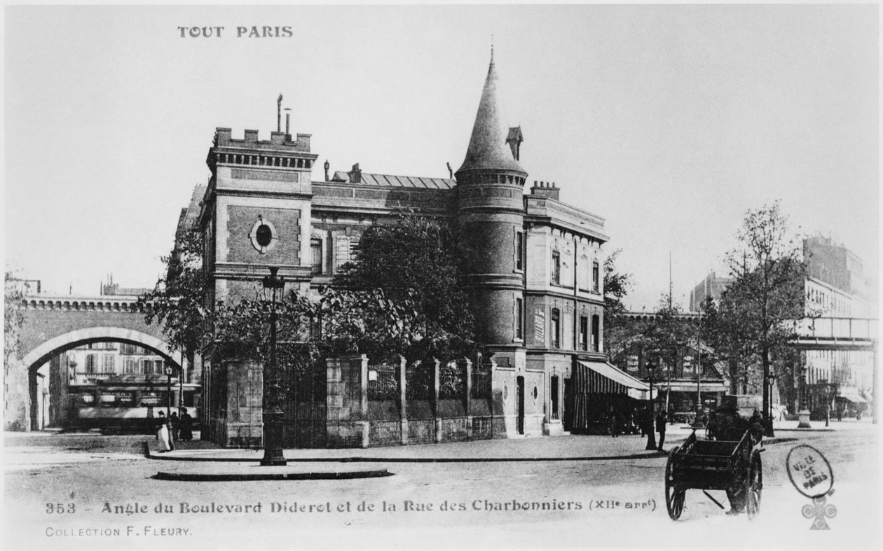 パリ、1900年頃の角の大通りディドロとシャルボニエ通りを描いた絵葉書 作： フランスの写真家