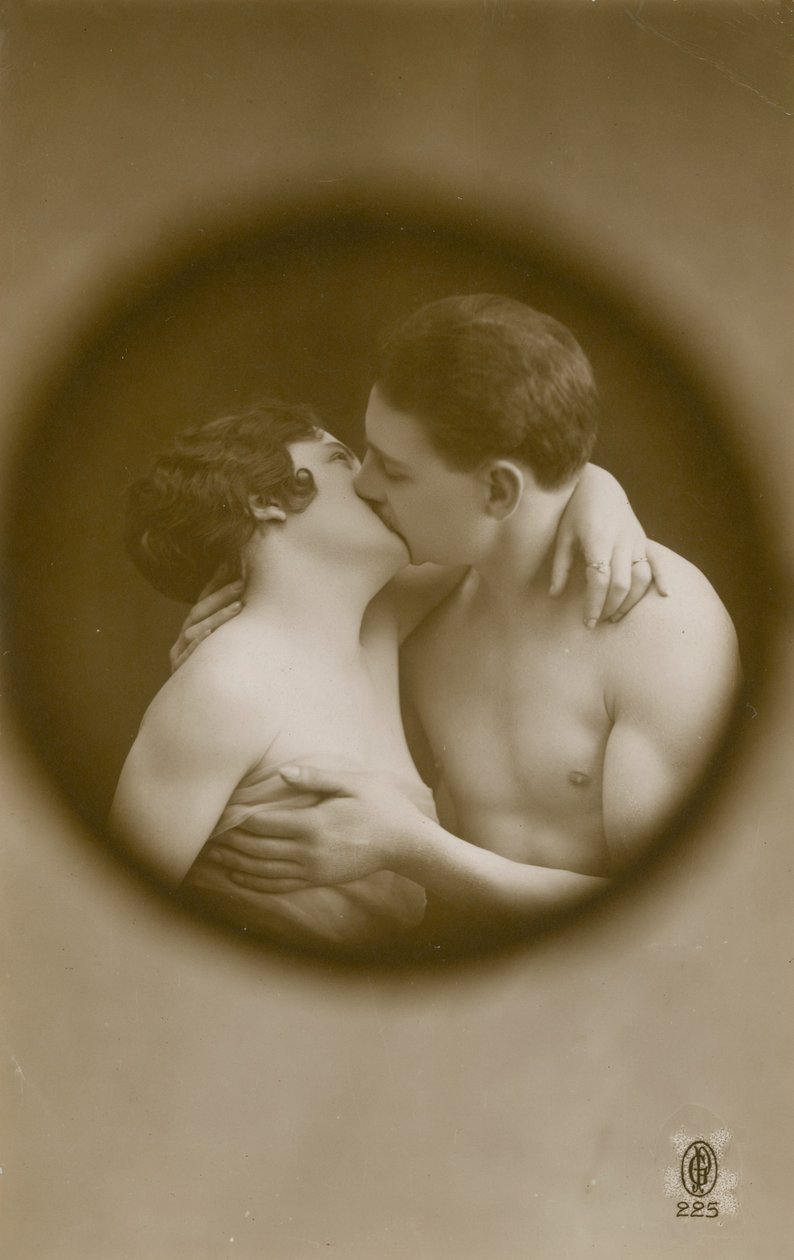 1913年に送られ、のぞき穴から見たキスをする若い男女のポストカード 作： フランスの写真家