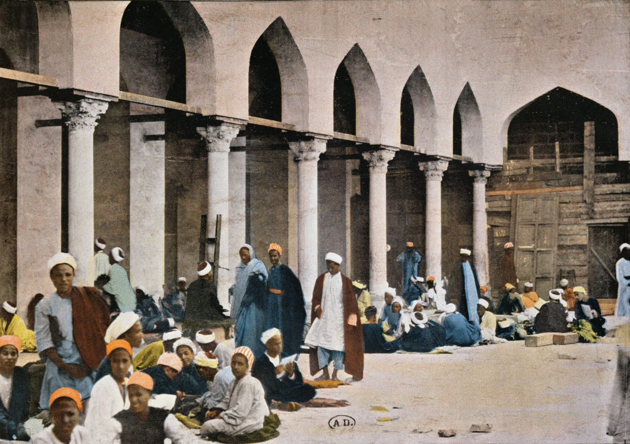 カイロのアズハルモスクの中庭で指導を受ける生徒たち、1900年頃（カラー写真） 作： フランスの写真家