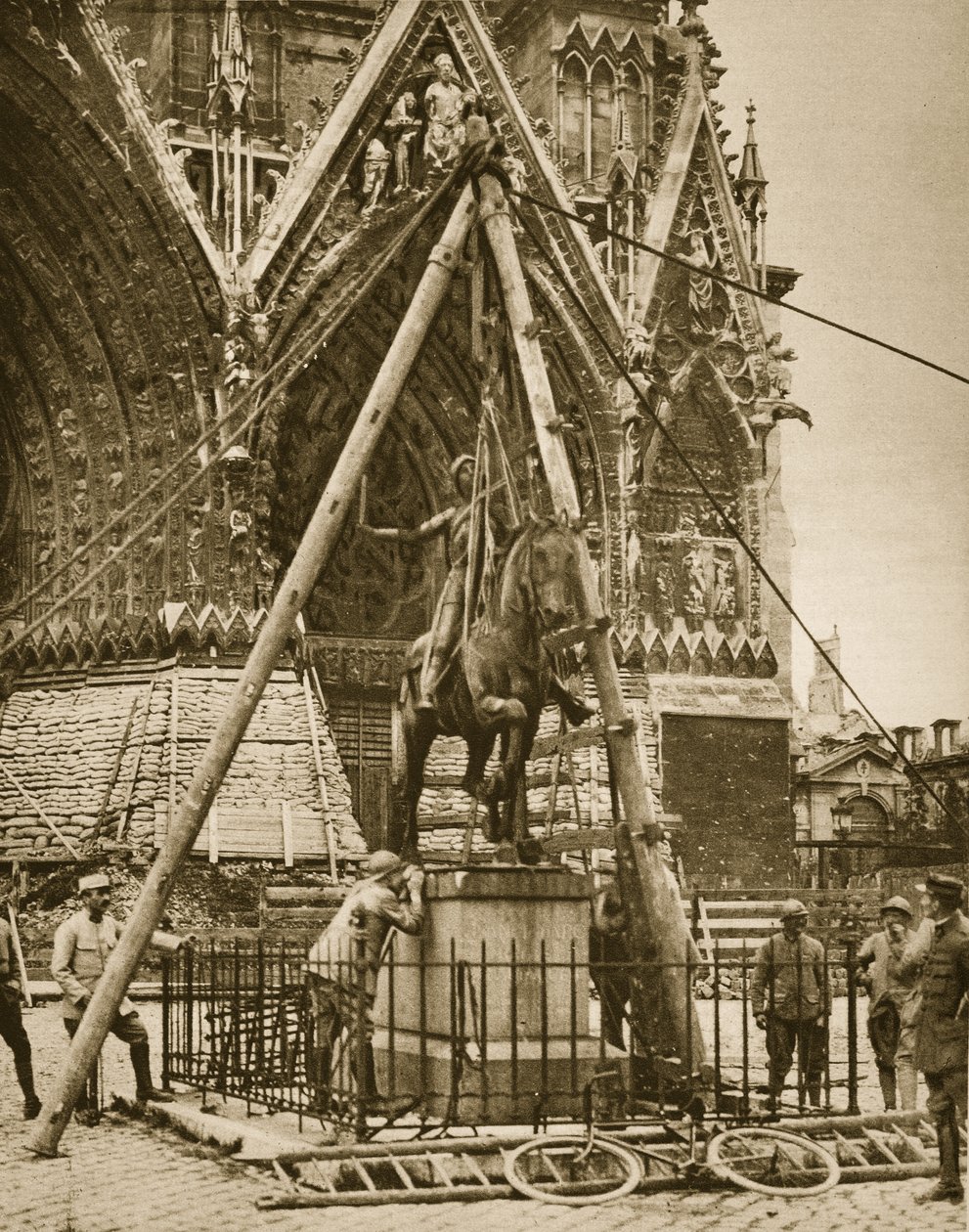 ランス大聖堂、ブロンズ像の確保、1914年〜19年 作： フランスの写真家