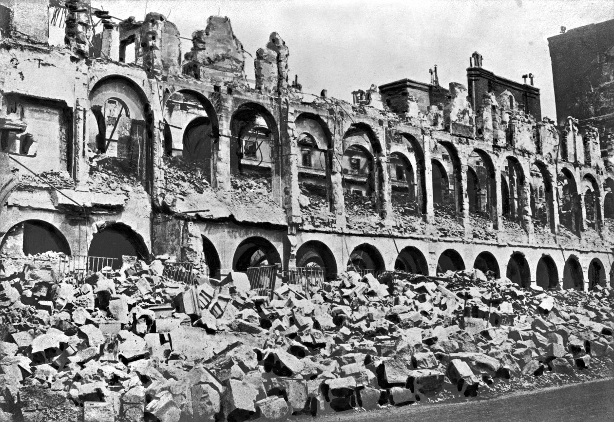 1871年のパリのコミューン期間中の財務省の遺跡 作： フランスの写真家