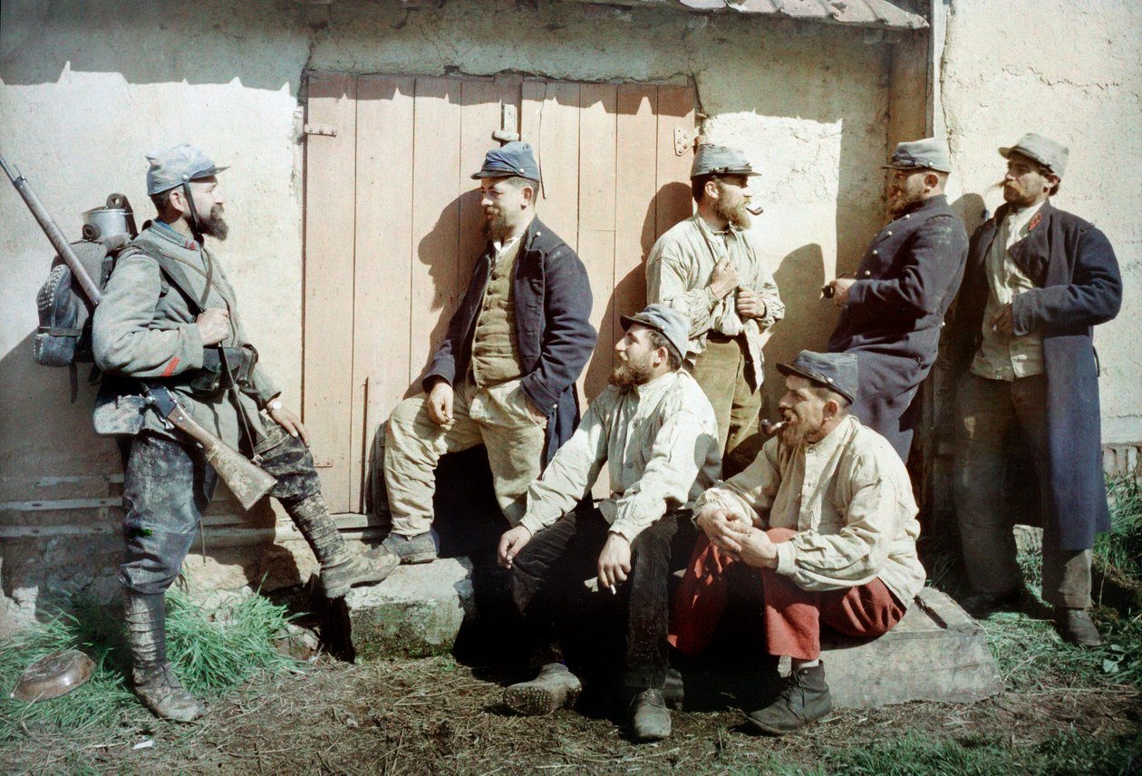 建物の前で7人のフランス人兵士、1人が彼の銃と装備を運ぶフランス、c.1914-18（オートクローム） 作： フランスの写真家