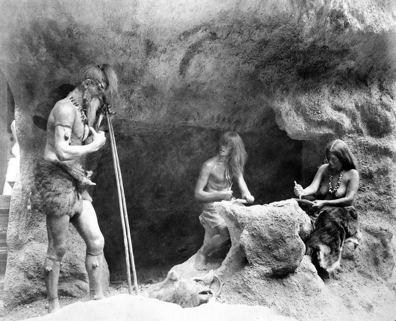 石器時代の人々がフリント楽器を製作、パリ展、1889 作： フランスの写真家