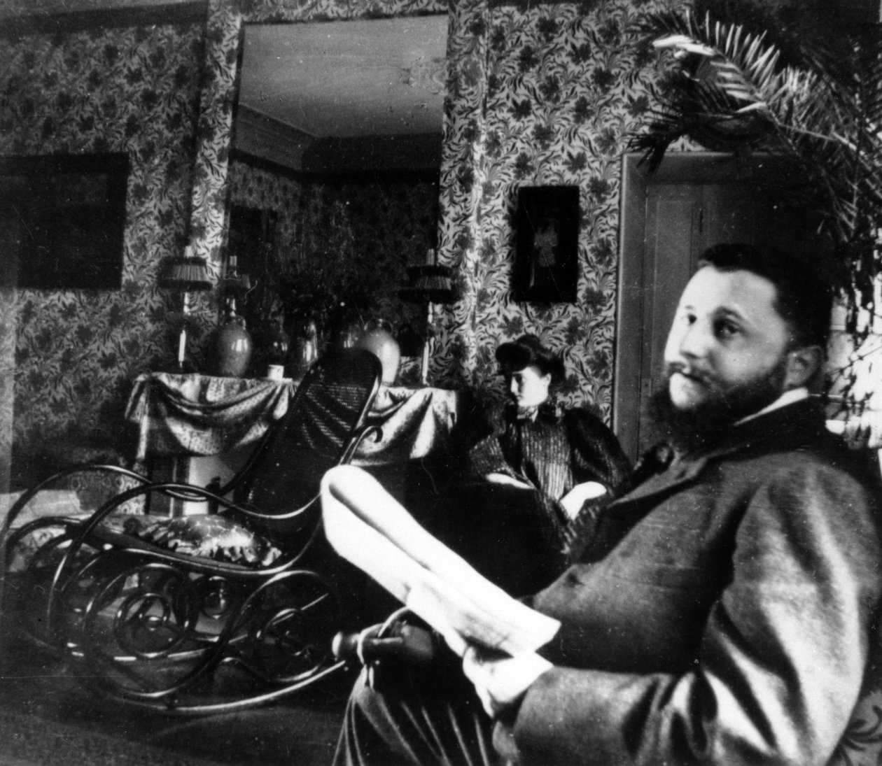 1899年頃、パリのサンフロランタン通りにあるアパートの応接室にいるタディナタンソンと彼の妻ミシアゴデブスカ 作： フランスの写真家