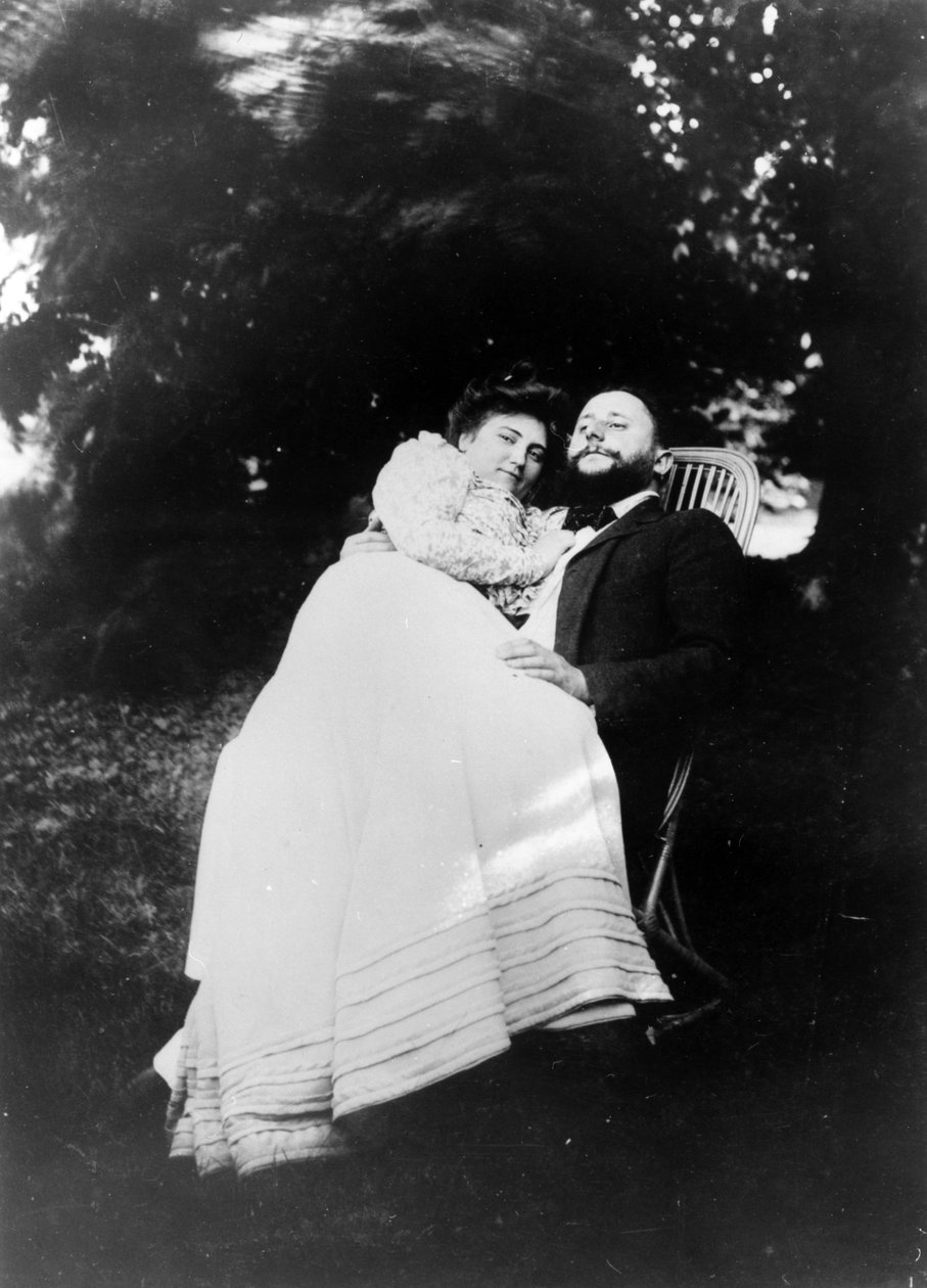 タデーナタンソンとその妻ミシアゴデブスカ、故郷ルルレの庭で1899年頃 作： フランスの写真家