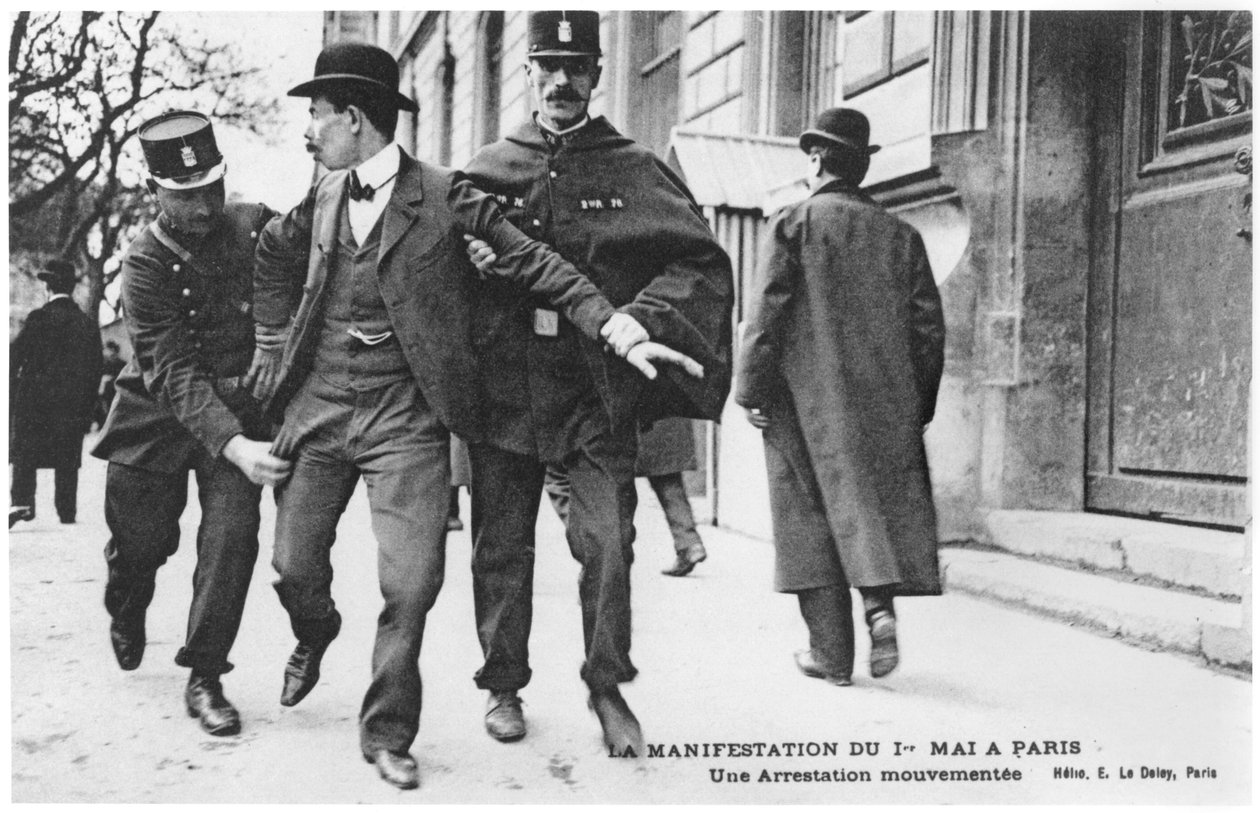 5月1日のパリでのデモ、賑やかな逮捕、E.Le Deley（helio）によるポストカード 作： フランスの写真家