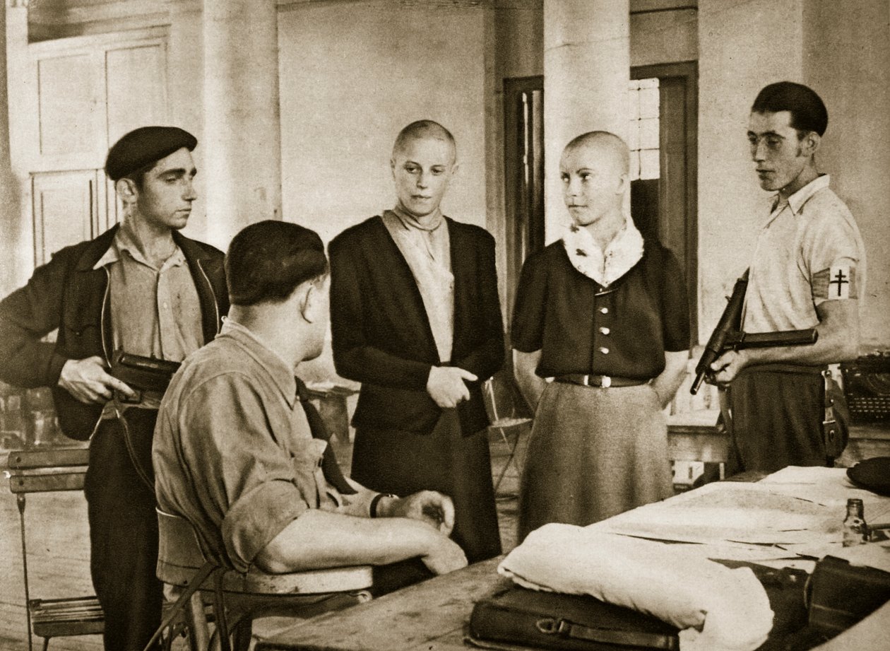 フランスの小さな町の市長が敵と眠っていたとして告発された2人の女性を尋問します、1944年 作： フランスの写真家