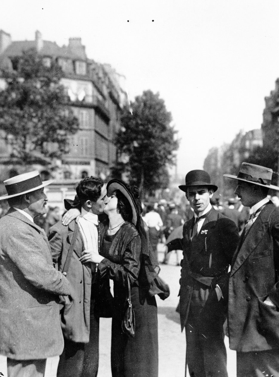 1914年8月10〜20日、戦争に向けて出発する前のパリのリヨン駅での最後のキス 作： フランスの写真家