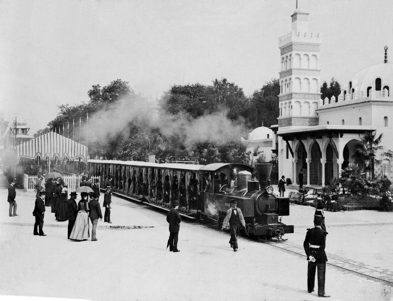 1889年のパリ展の会場周辺を訪れる列車 作： フランスの写真家