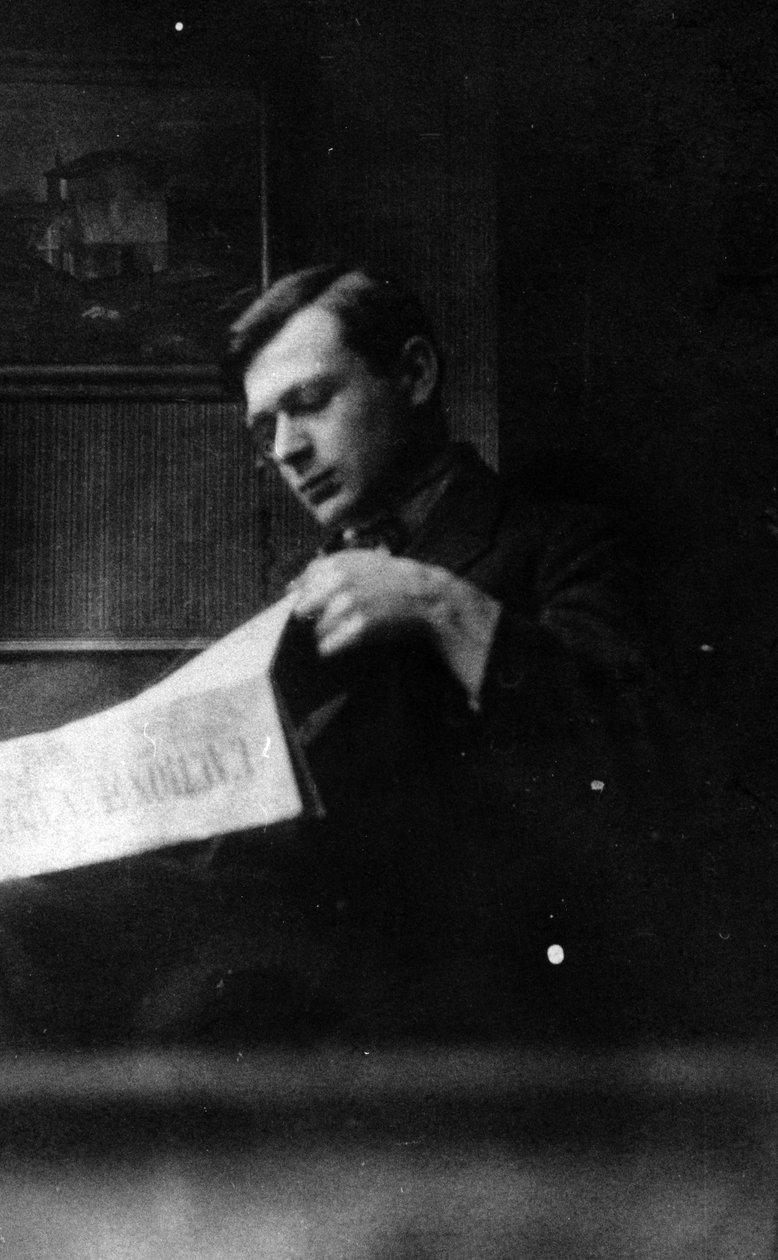 LActionフランセーズ、1920年頃から30年頃を読んでいるトリスタンツァラ 作： フランスの写真家