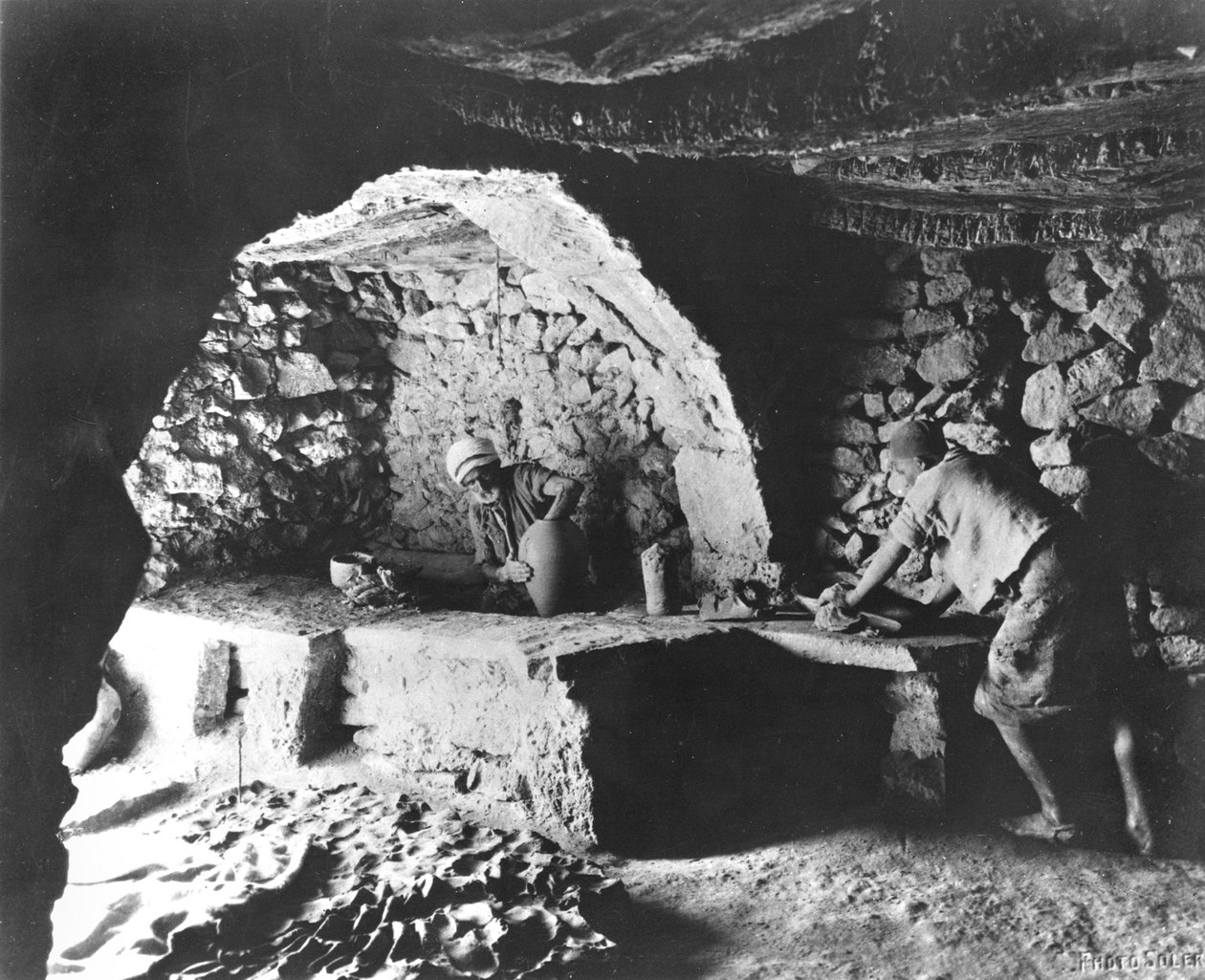 チュニジアの陶工、ジェルバ島、1900年頃 作： フランスの写真家