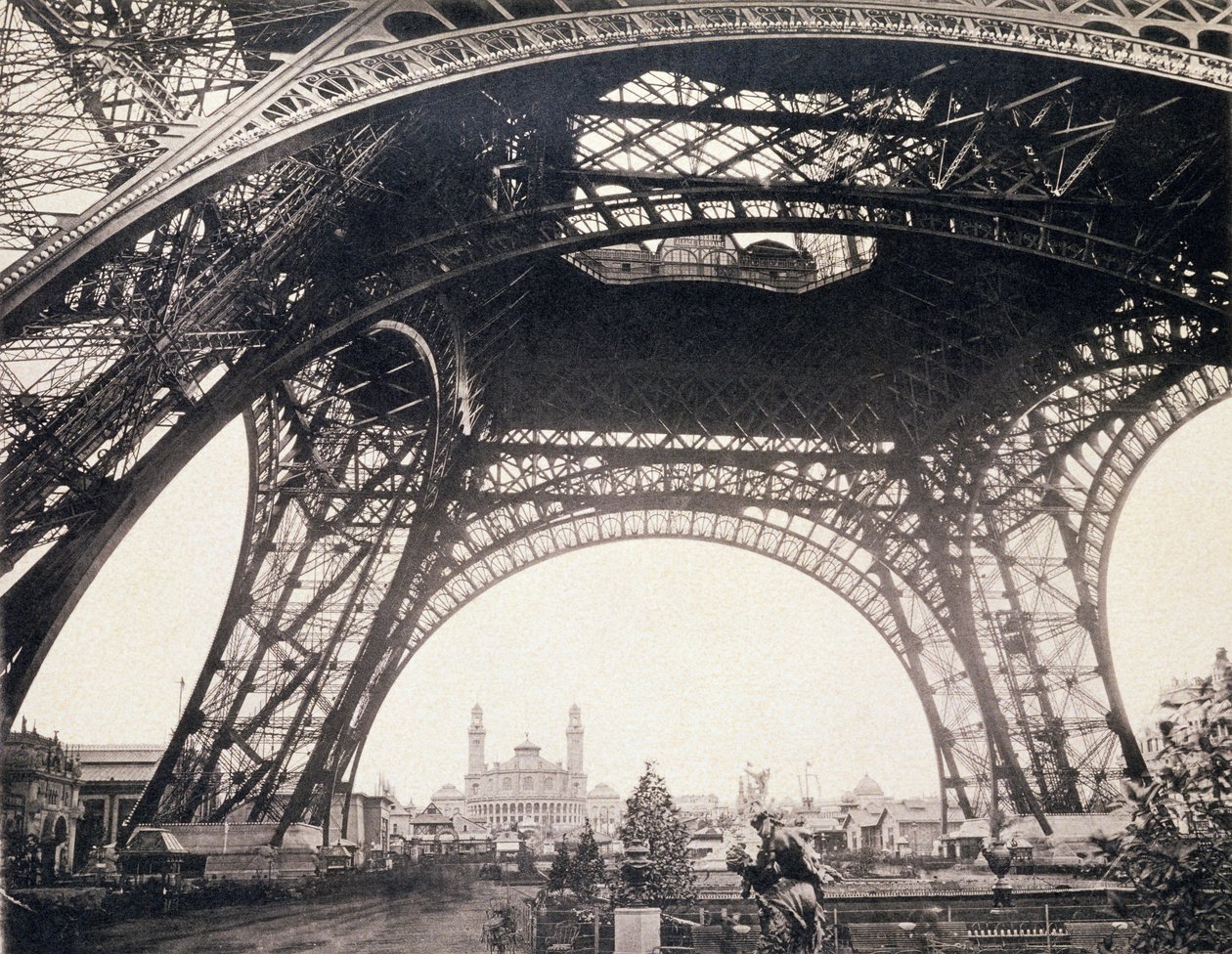 エッフェル塔の下、昇順する前に、1889年パリのGlucqによるLAlbum de lExposition 1889から 作： フランスの写真家