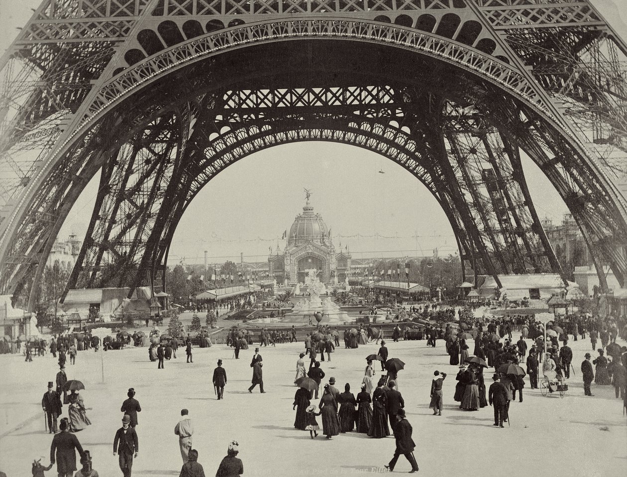 エッフェル塔の下、1889年パリのGlucqによるLAlbum de lExposition 1889から（グラビア） 作： フランスの写真家