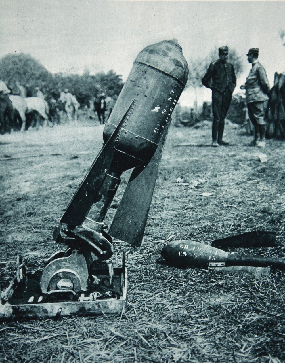 代わりに爆弾とともに使用：塹壕迫撃砲の空中魚雷、1917年1月、The Illustrated War Newsのイラスト 作： フランスの写真家