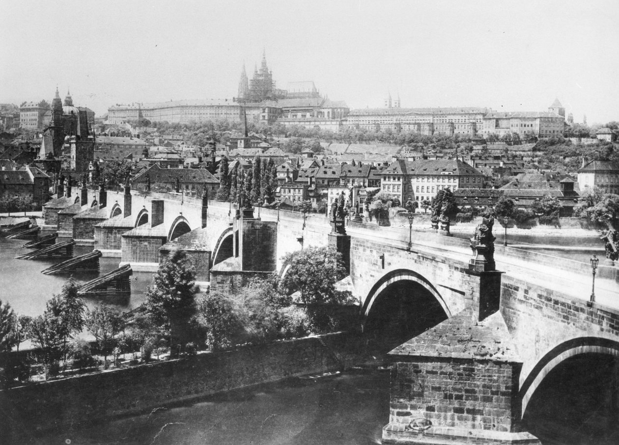 19世紀後半に皇居（Hradschin）とカレル橋を示すプラハの景色 作： フランスの写真家