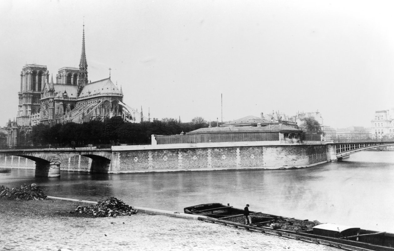 パリのノートルダム大聖堂、ケドラトゥルネル、セーヌ川の眺め、1900年頃 作： フランスの写真家