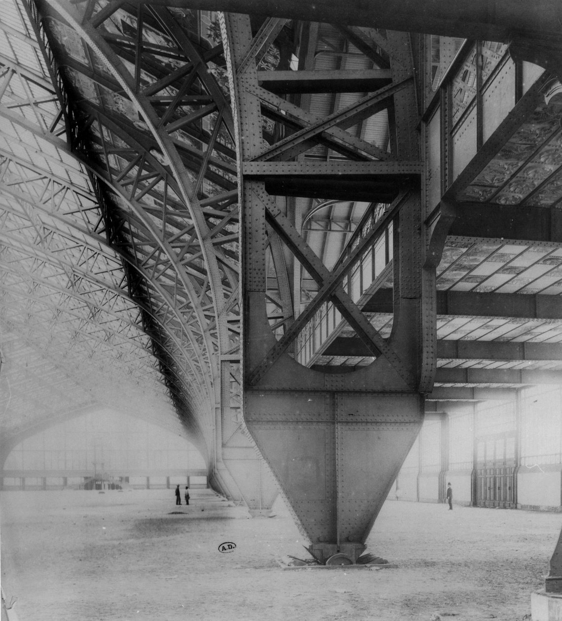 1889年に万博博覧会のために建てられたパレデマシーヌの内部の景色 作： フランスの写真家