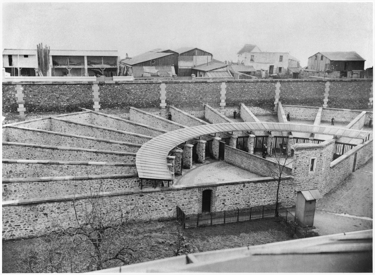 マザス刑務所の散歩道、パリ、1900年頃 作： フランスの写真家