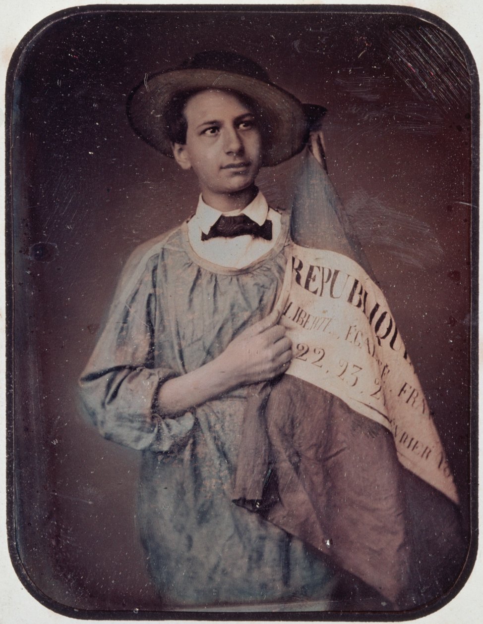 旗を持つ青年、1848（ダゲレオタイプ） 作： フランスの写真家