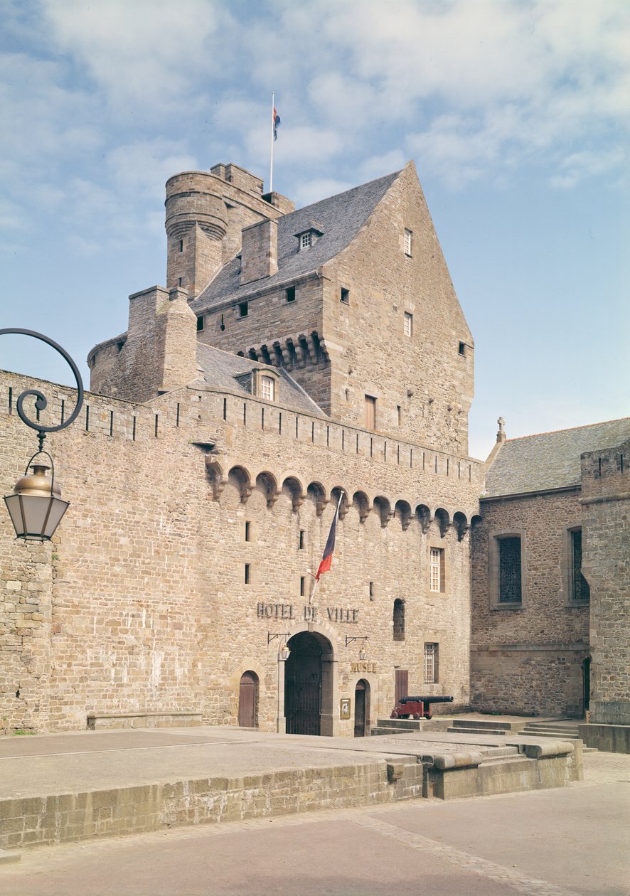 1424年に建てられたグランドドンジョン 作： フランス語学校